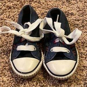 Size 5 Converse Style Shoe